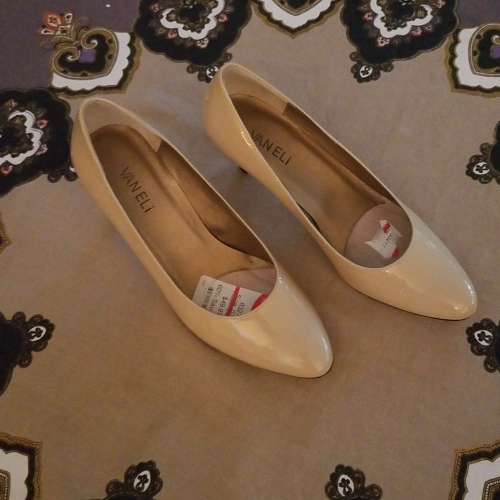 Vanelliv Leather patent pumps w leather soles
